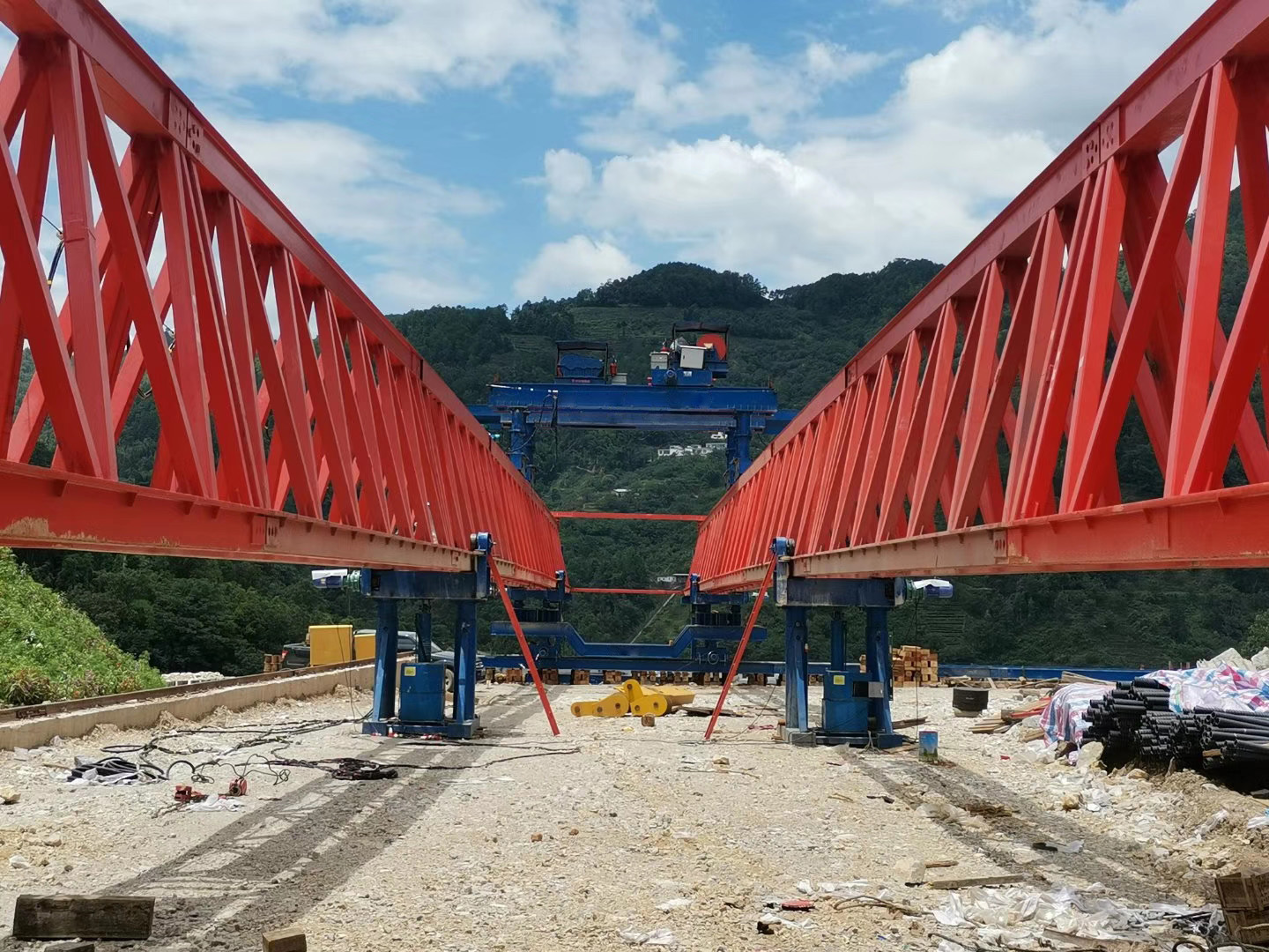 黑龍江邦中建筑材料科技有限公司，雙鴨山市集賢縣省道工程，采購全新式GYLQ40m-200t架橋機