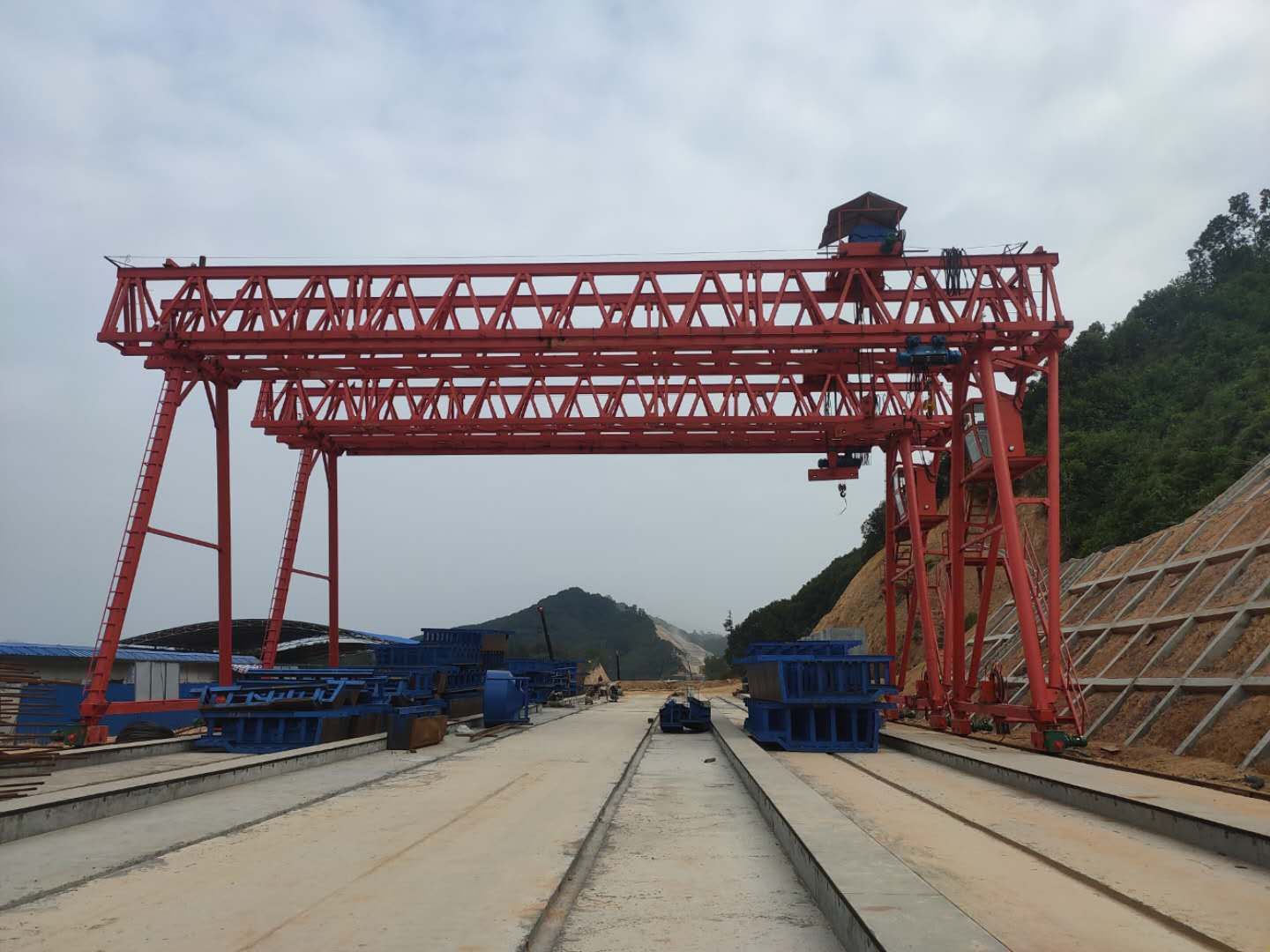 廣東陽(yáng)江MG100/10T-24M-12M龍門(mén)吊提升安裝調試完成即將投入使用