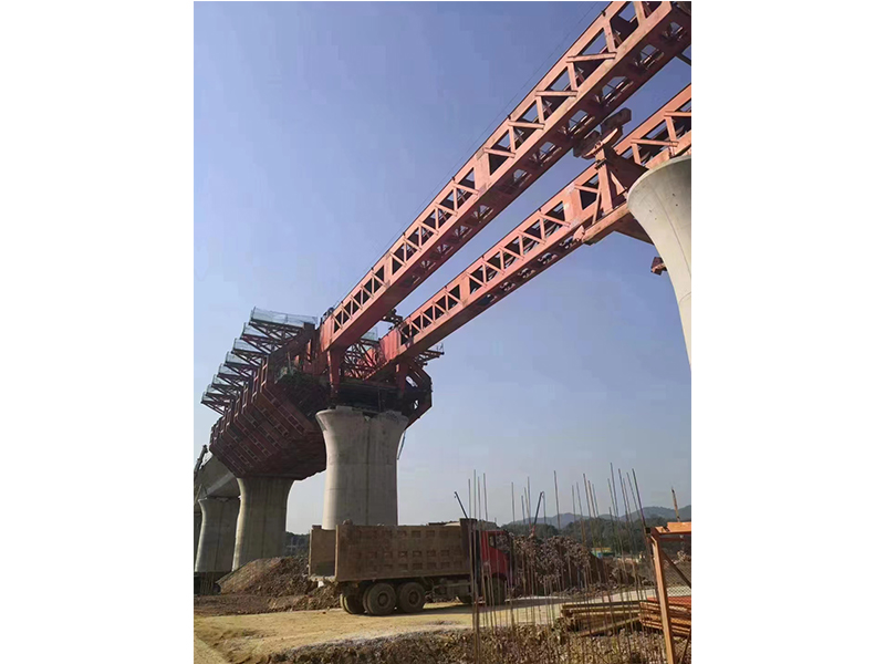 上行式移動(dòng)模架造橋機