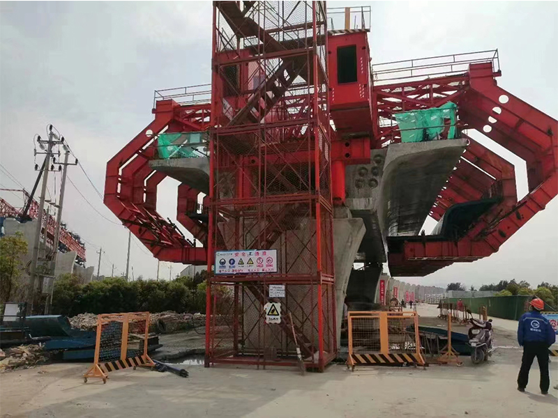 下形式移動(dòng)模架造橋機